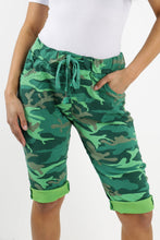 Load image into Gallery viewer, Italian Magic Shorts/Chinos Camo Green
