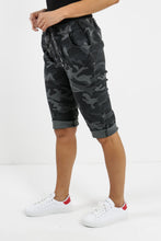 Load image into Gallery viewer, Italian Magic Shorts/Chinos Camo Black