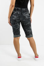 Load image into Gallery viewer, Italian Magic Shorts/Chinos Camo Black