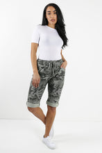 Load image into Gallery viewer, Italian Magic Shorts/Chinos Camo Khaki