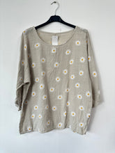 Load image into Gallery viewer, Italian Made Cotton Top Ditsy Floral ~ Beige Sz 8-18

