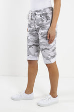 Load image into Gallery viewer, Italian Magic Shorts/Chinos Camo White
