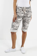 Load image into Gallery viewer, Italian Magic Shorts/Chinos Camo Beige
